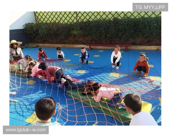 幼儿园体适能游戏探索：小朋友们快乐钻圈增强身体协调性与灵活性